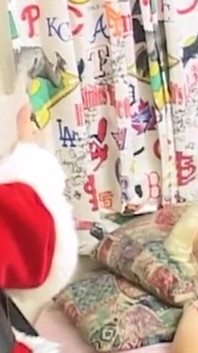 Kurvige blonde MILF verschlingt harten schwanz des weihnachtsmanns