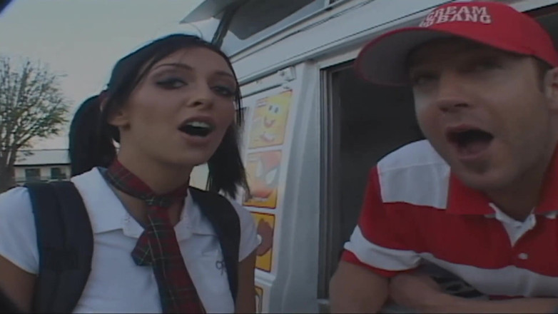 Hot Girlz: O studentă obraznică se fute în secret cu iubitul ei vânzător