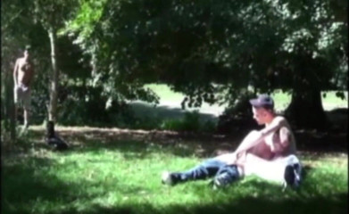 Gaybareback: Exhib bertiga twinks di taman