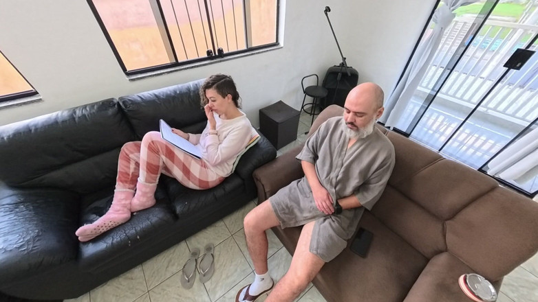 Gabi SweetCouplesStories: Il patrigno è un pervertito e lei ingoia obbedientemente tutto.
