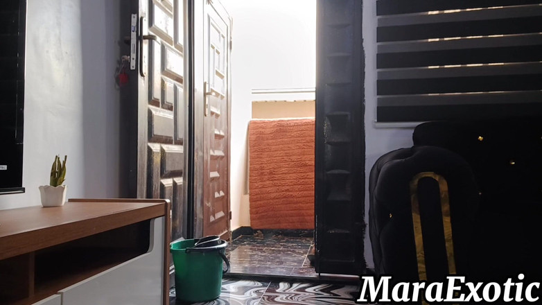 Mara Exotic: 뚱뚱한 후장 흑누나 청소부 벌거벗은 집 청소 - Mara 이국적인