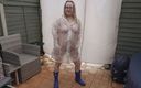 Horny vixen: Naakt onder plastic transparante regenjas en Wellingtons in de kou...
