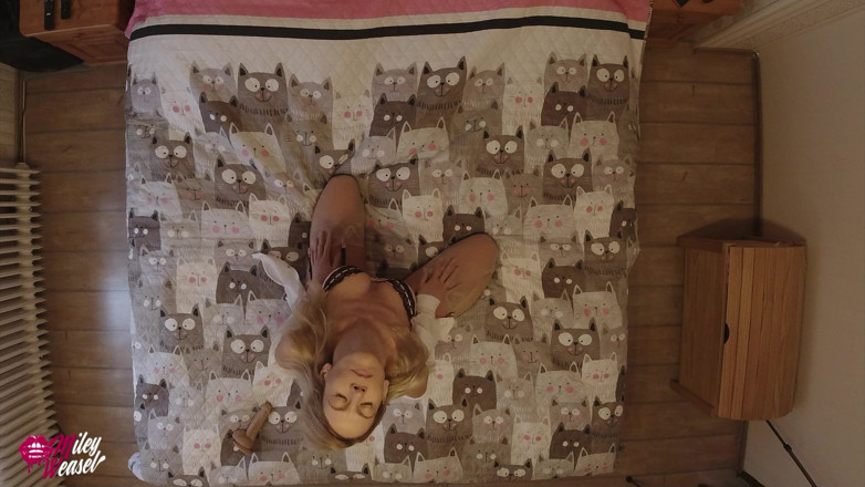 Miley Weasel: Hot Blonde Model Goes Crazy Masturbating on the Bed!!