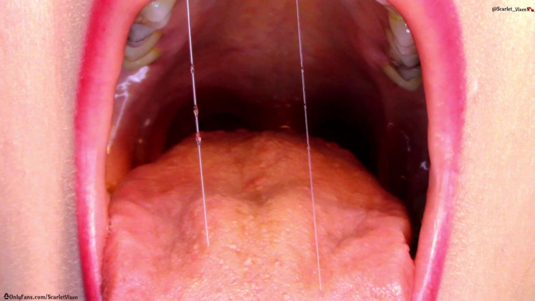 Scarlet Vixen: Hals, uvula und mund zeigen