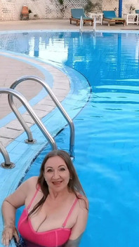 Une MILF sexy à forte poitrine enlève son maillot de bain