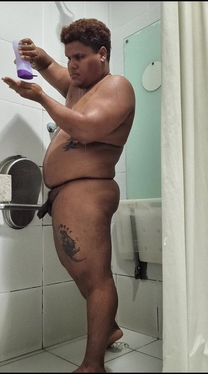 Blackteddybr: Svartbjörn badar och kommer i ett sjukhusbadrum