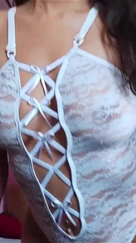 Morena brasileña mostrando sus senos en Internet