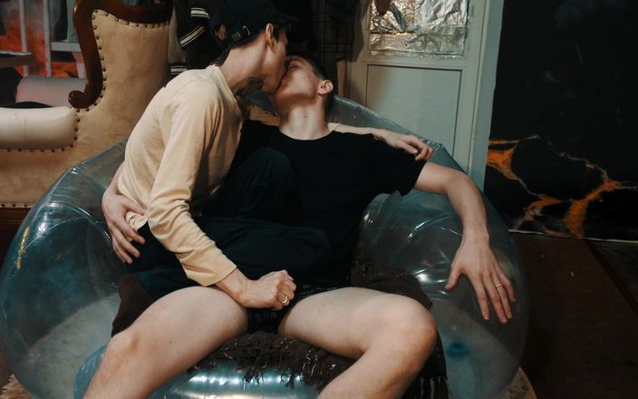 HotDogs studio: Sexo quente em uma cadeira transparente em inflável