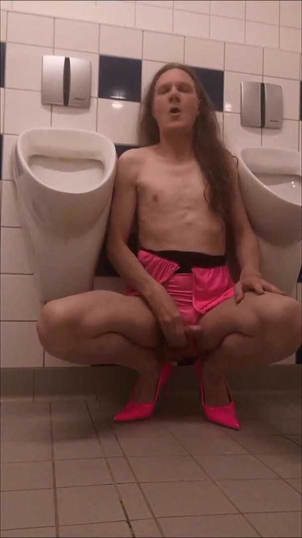 Restroom wank in swimsuit (Holly).mp4 (Hollys Bella)