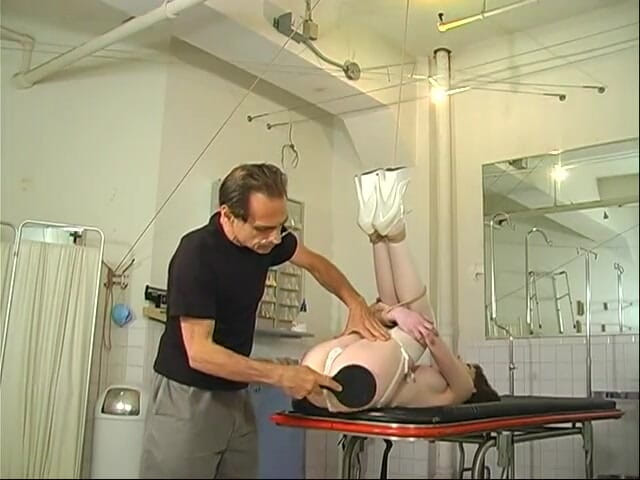 Naughty Nurses: 角質の医師と喫煙熱い看護師にBDSMセッションと患者