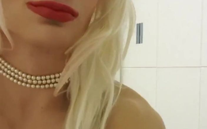 JessicaXD: Blond Jessica ger lite retas, känner sig kåt svart röd...