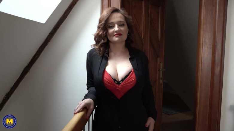 Mature NL: Classy busty MILF turns nympho at home