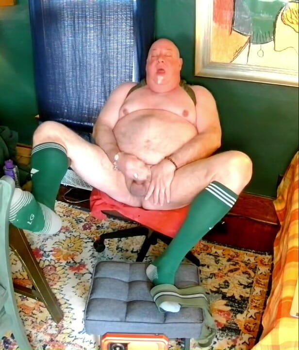 beardaddychub: Jerk off in Green!