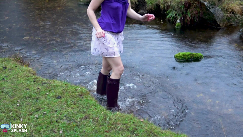 UKCuteGirl: Welly sploshing in stiefeln und ohne höschen!