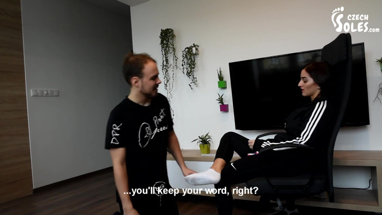 Czech Soles - foot fetish content: Доминирование и победа в вонючим носком в позе