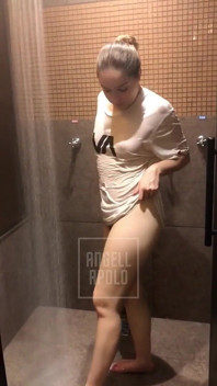 Velká Blondýna Se Předvádí Pod Sprchou V Mém Tričku