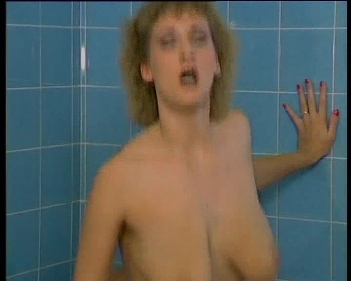 Nikky Thorne's Amateur Teen Casting: MILF bertetek besar dan lelakinya mengambil alih bilik air