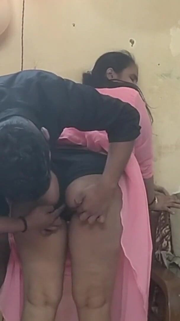 Sonathakur: Seksowna indyjska Chubby Bhabhi w przeświętej różowej sukni - Massive Ass &amp;...