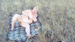 Zona901: Si masturba la figa con dei giocattoli all'aperto