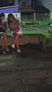 Două tipe sexy l-au prins masturbându-se chiar în mașină și l-au ajutat să ejaculeze