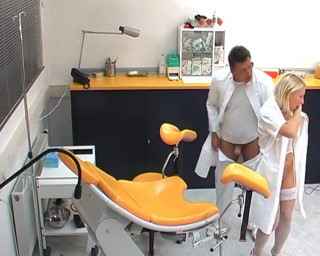Rubber & Clinic Studio - 1ATOYS: Pieprzony na krześle ginekologii