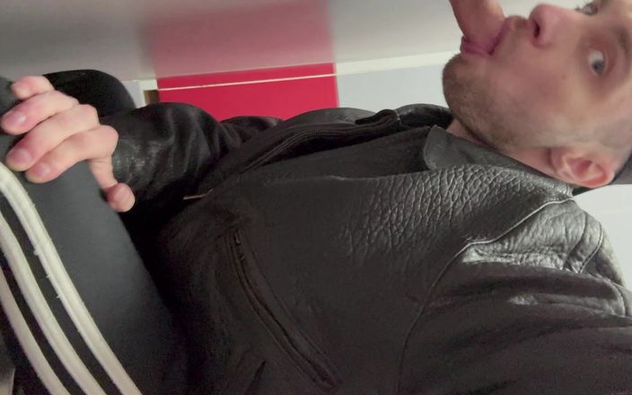 KinkySirius: Scally chav ragazzo in giacca di pelle prova il gloryhole...