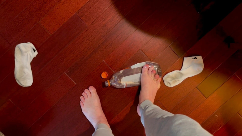 Barefoot Blake: Memancut mani dan menghancurkan; Video Fetish Kaki