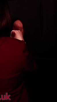 Studentă suge pula la gaura din zid - gloryhole
