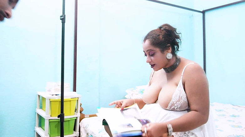 Queen star Desi: Una sexy milf indiana scopa il servo - sesso hardcore