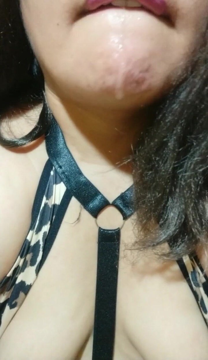 Carla Villalobos: Latina dengan pantat besar mendapati dirinya bersendirian di rumah kawan-kawannya...