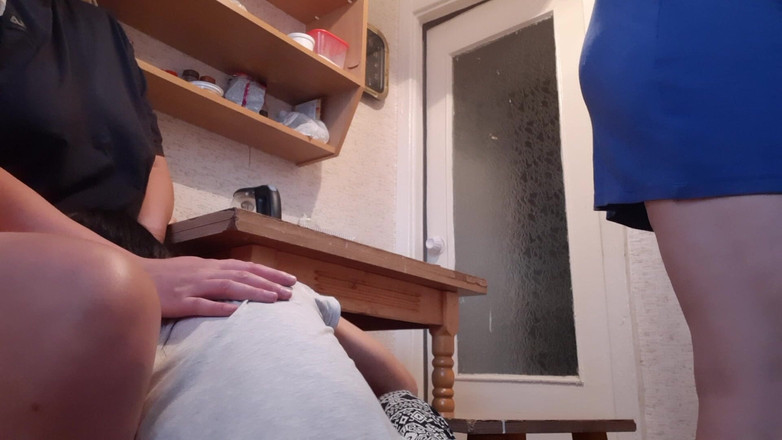 Lesbian-illusion: Zatímco naše hospodyně myla nádobí, moje přítelkyně riskantně lízala kundičku...