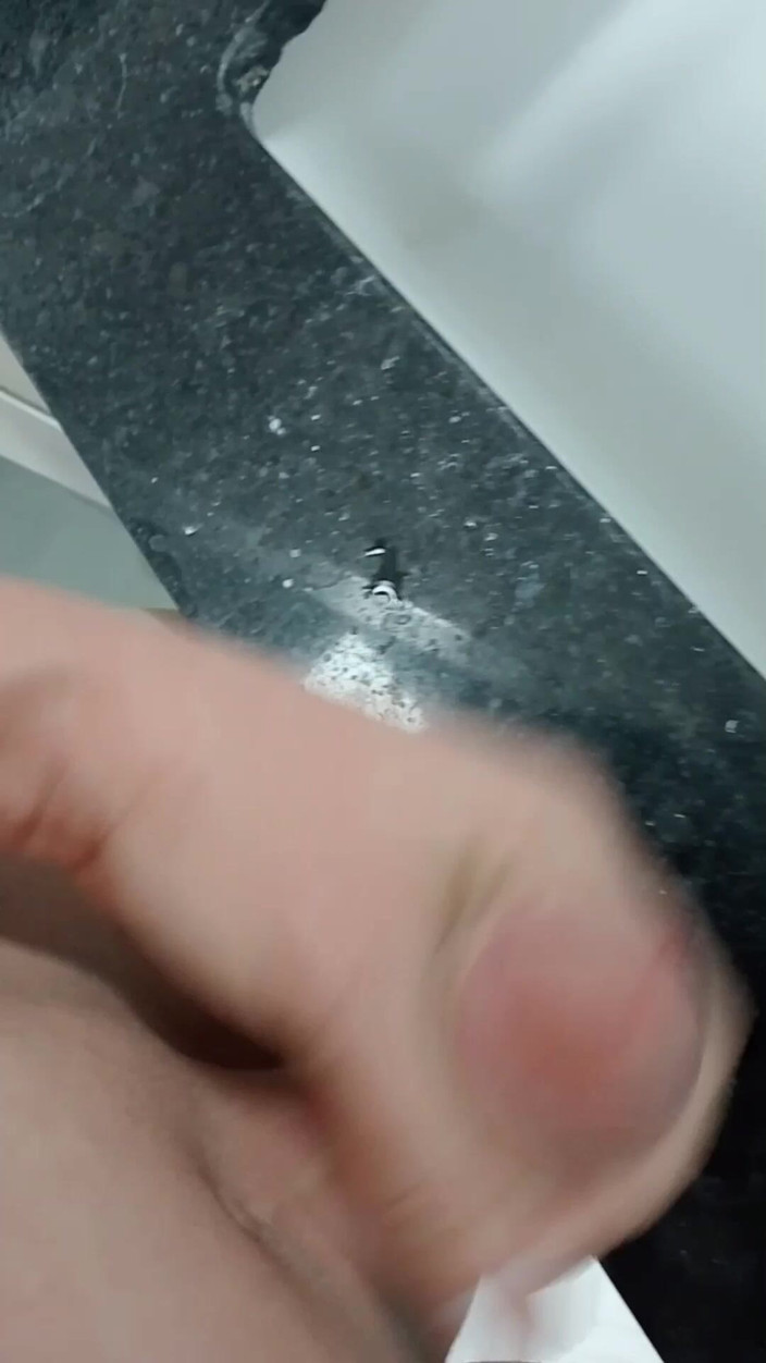 Gokmen Yaman: Murray Yaman мастурбирует соло в ванной за просмотром его собственного порно..