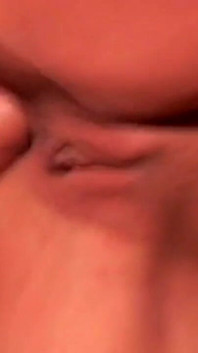 Jayna Oso gola profonda succhia un grosso cazzo duro e poi lo infila nel culo stretto