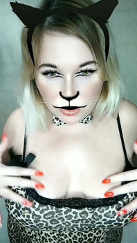 MILF Paffuta in Costume Da Gattina Grandi Tette