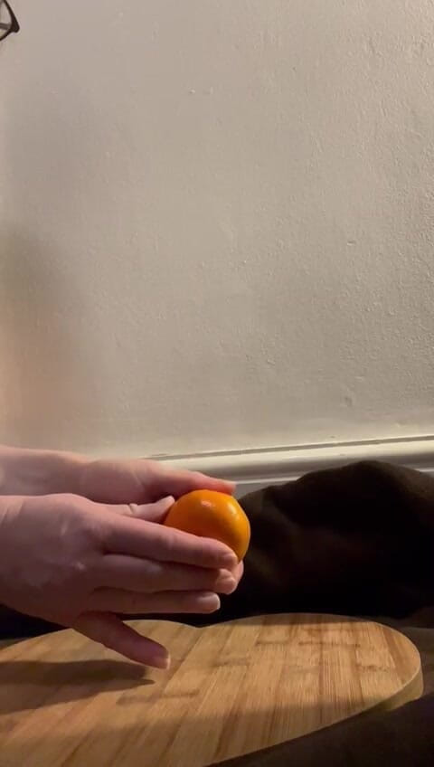 MeandMrs: 裸足の押しつぶしとオレンジ