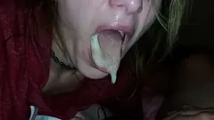 Esposa infiel amateur casera chupa una gran polla y recibe un enorme semen en la boca traga cada gota