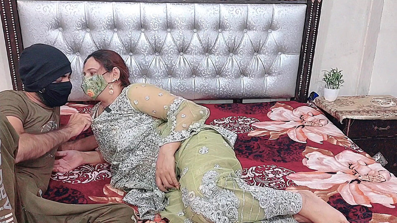 Pakistani CoupleX: Pacarku setelah setengah gelas