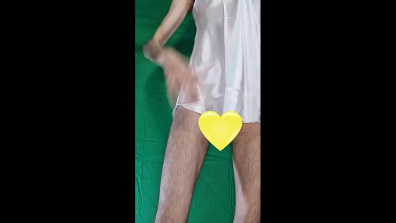 HeIsSooThin: Нічна сорочка, трусики і стрінги приміряє