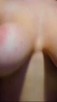 Menunggang Dildo, Buah dada melantun, panas dan seksi!