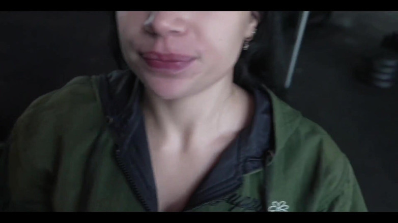 Jenni Faria: 我在健身房训练，当时有两个热辣的家伙想要操我