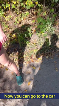 Scopata sul lato della strada e beccata dalla macchina accanto