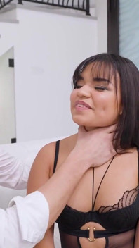大きな尻の夏、コルが大きなチンポを飲み込み、激しいアナルセックスを愛する