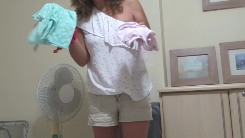 Ardientes69: Stepmom goes on vacation to the beach with her step...