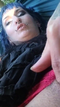 Gothgirl v houpací síti, kundička a kalhotky tření