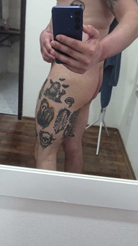 Chubby mostra i suoi tatuaggi