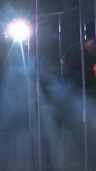 Twee hete strippers delen twee grote pikken en laten het in hun geile kutjes