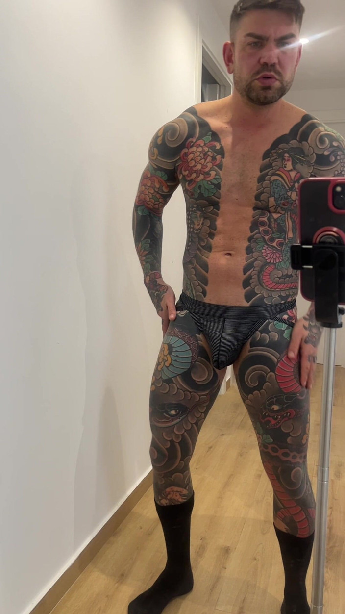 Juan Lucho Gay: Iberyjski mężczyzna masturbuje się