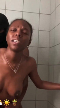 Sexxxy Rease con le sue belle tette prende una penetrazione martellante!