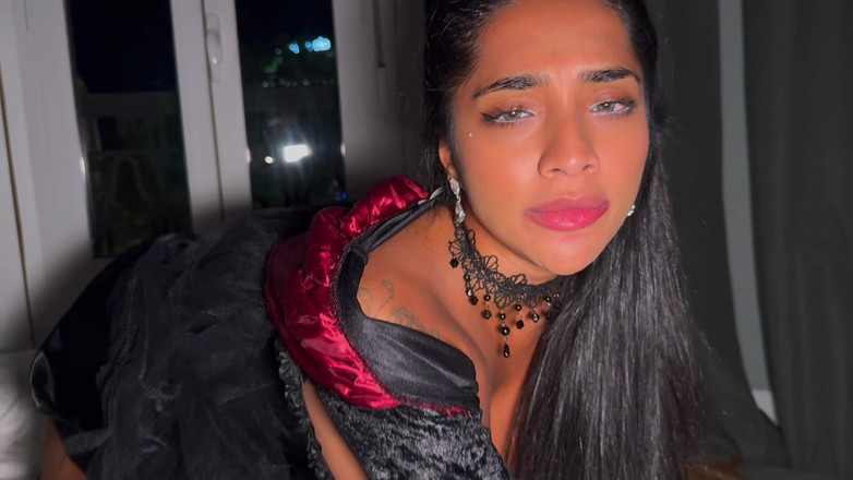 Yasmina Khan: Můj manžel jí můj zadek na Halloween a stříká všude...