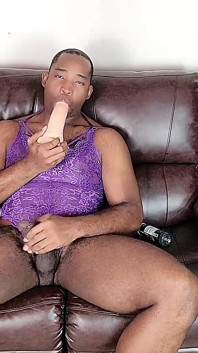 Scopo il mio mascolone jock bussy con un enorme dildo mentre indossa lingerie da donna